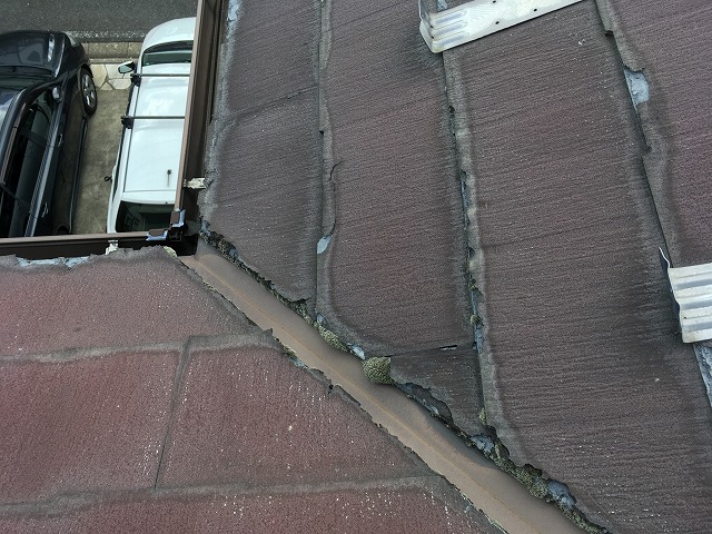 大垣市でパミール屋根の谷板金・雨樋付近の状態確認、他の箇所より経年劣化が進行している様子を紹介